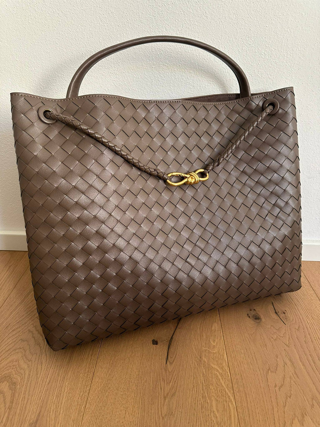 Isa bag handwoven leather texture detail