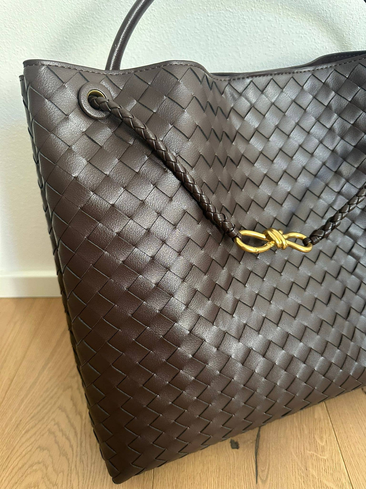 Isa woven leather bag magnetic closure detail