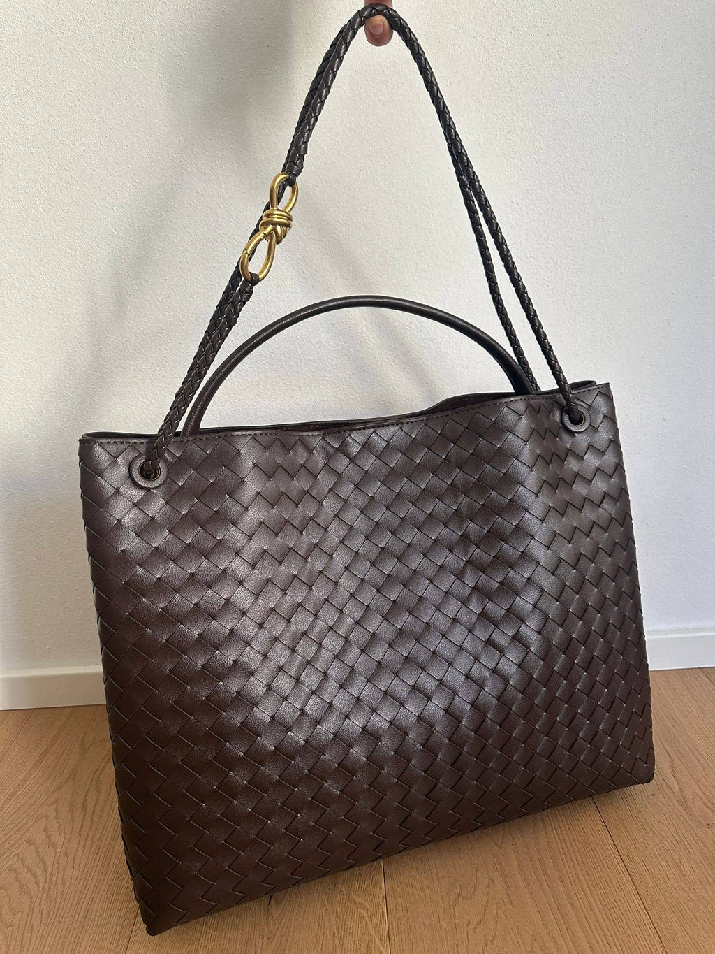 Isa bag interior with zipped pocket