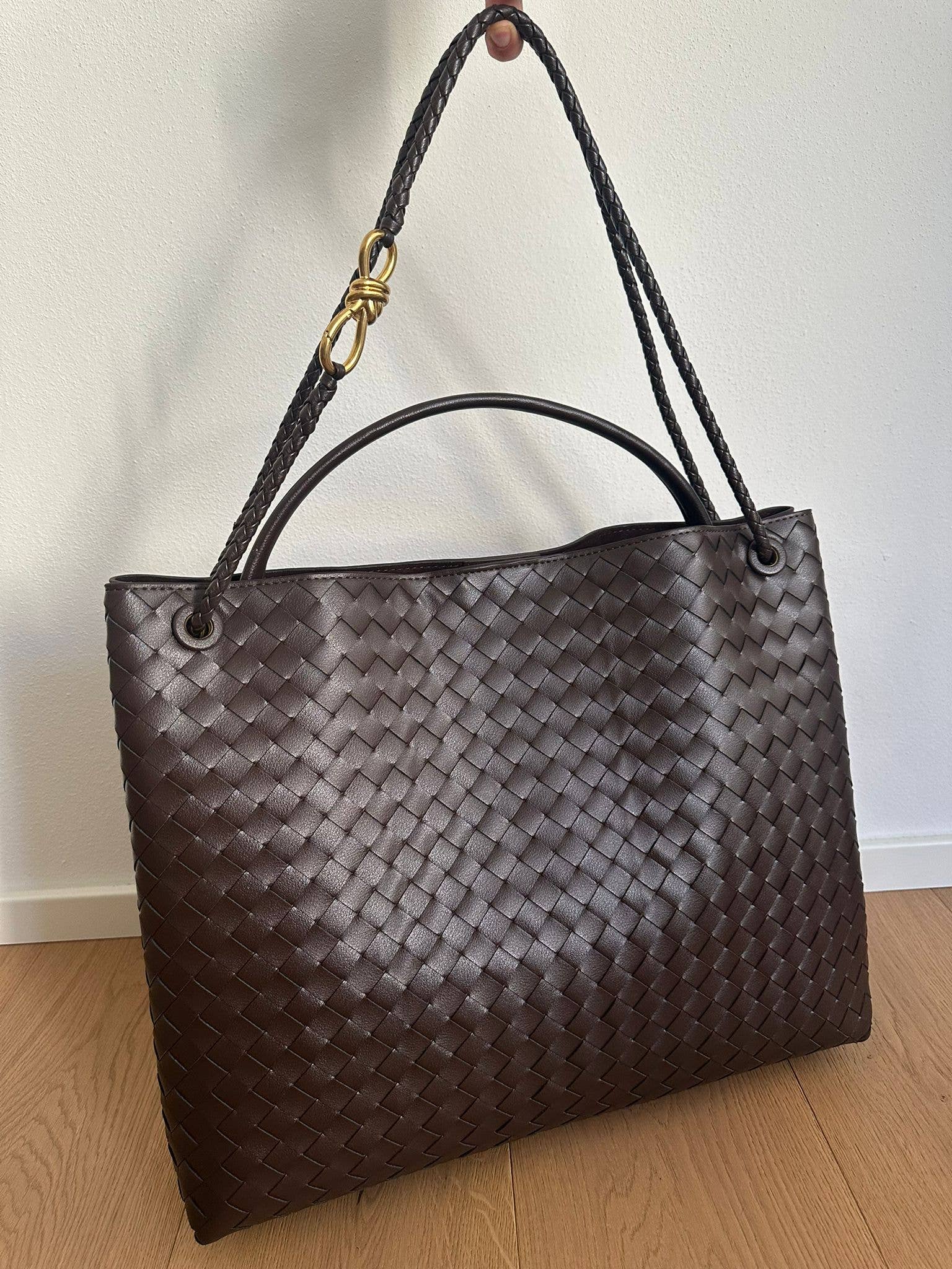 Isa bag interior with zipped pocket